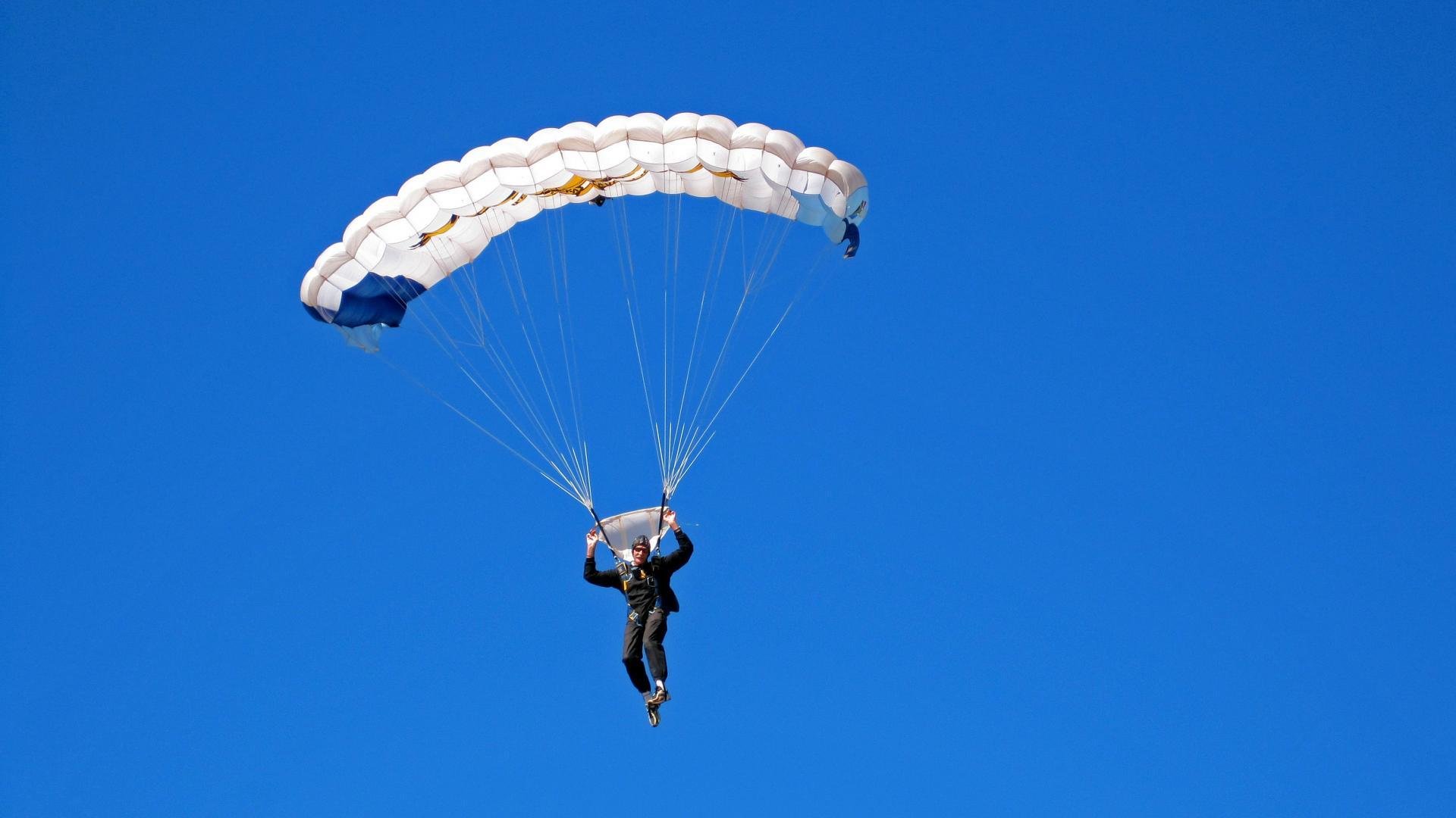 “弯道飞跃：漂移与速度的完美结合”，弯道跑的技术原理是什么