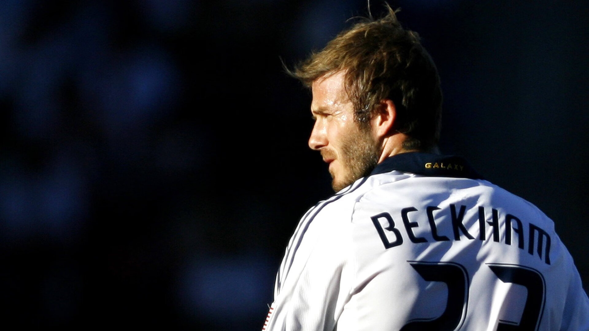 “足球公益跑赛事在全国多城同步举行，倡导健康生活”，足球公益活动